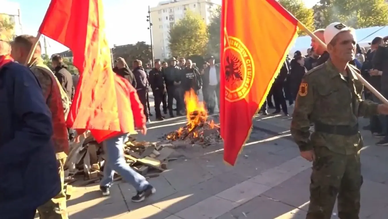 Разбијени прозори на Скупштини тзв. Косова, албански демонстранти покушали да уђу у зграду