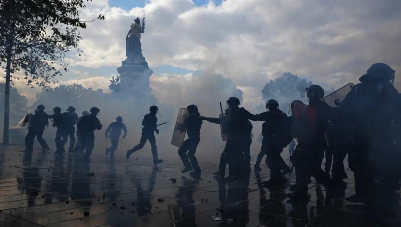 Нови протести у Француској и Италији: Полиција и војска на терену, затворени музеји, одгођен спорт