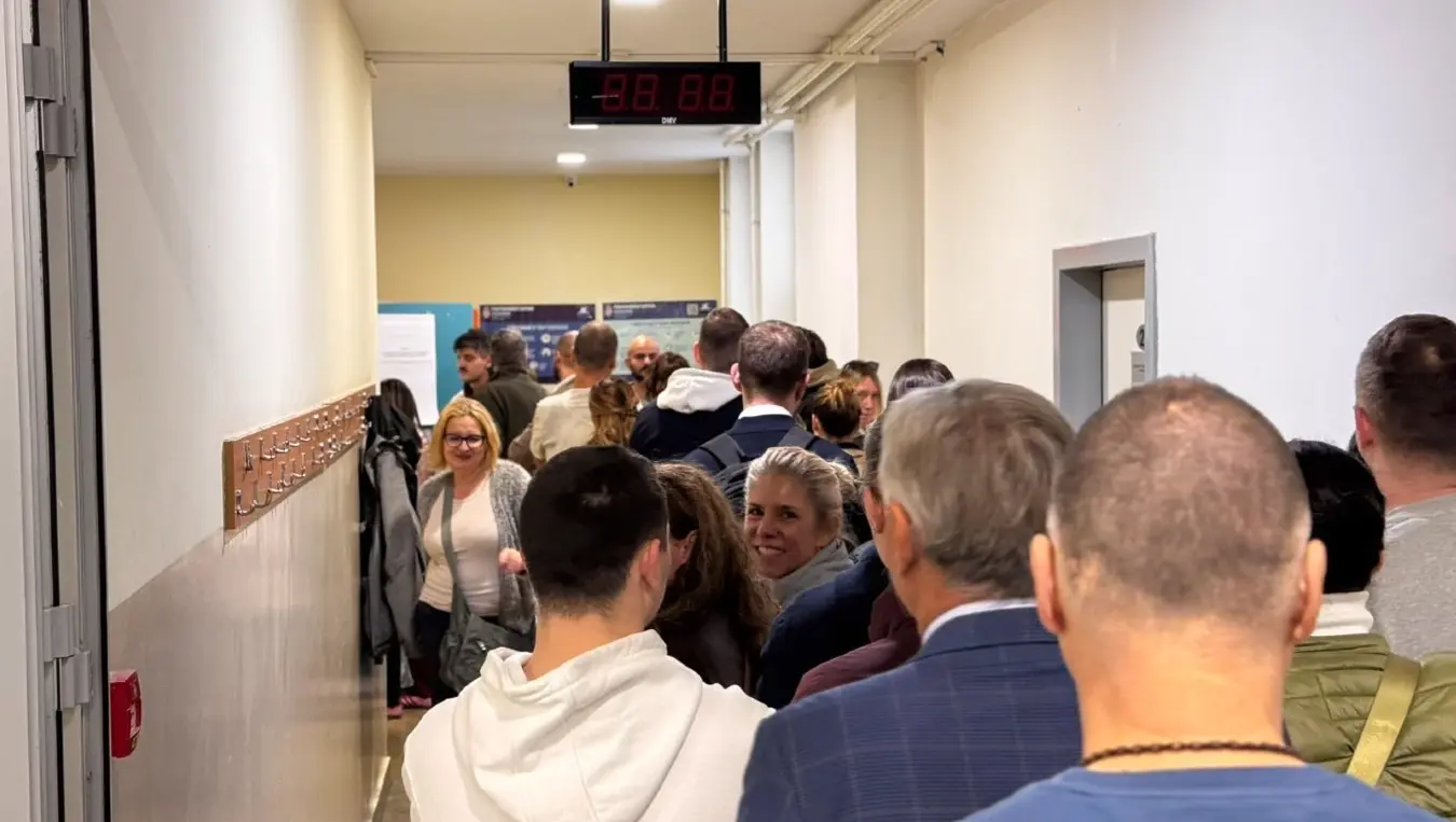 Србија бира: Гужве од почетка гласања, грађани чекали у редовима и прије почетка гласања