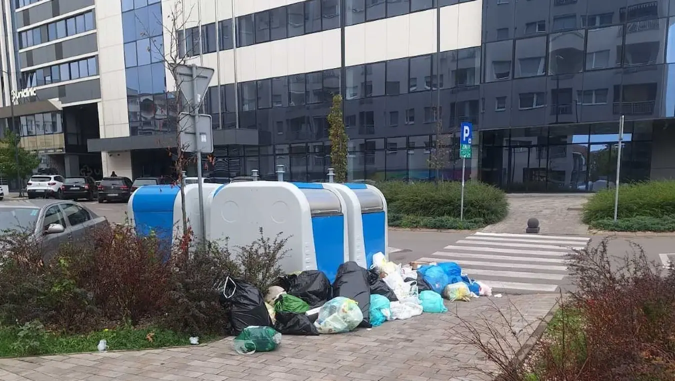 РУЖНА СЛИКА ИЗ ЦЕНТРА БАЊАЛУКЕ: Нови контејнери постављени, а станари смеће бацају около