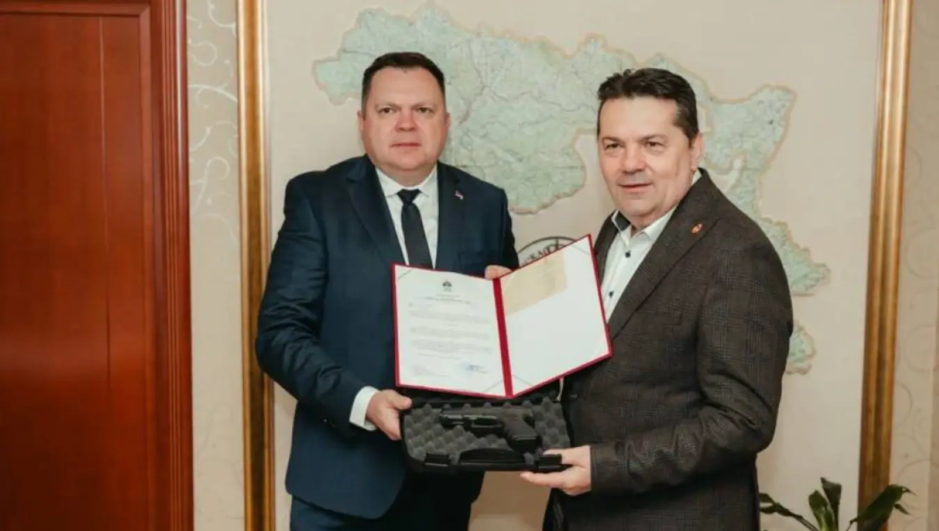 Будимир поклонио Стевандићу пиштољ „Glock 19“: Захвалност за подршку и допринос развоју МУП РС