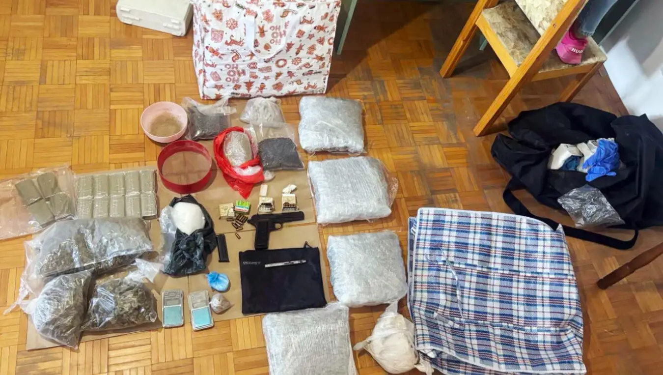 У стану младића пронађено оружје и више од 10 килограма дроге