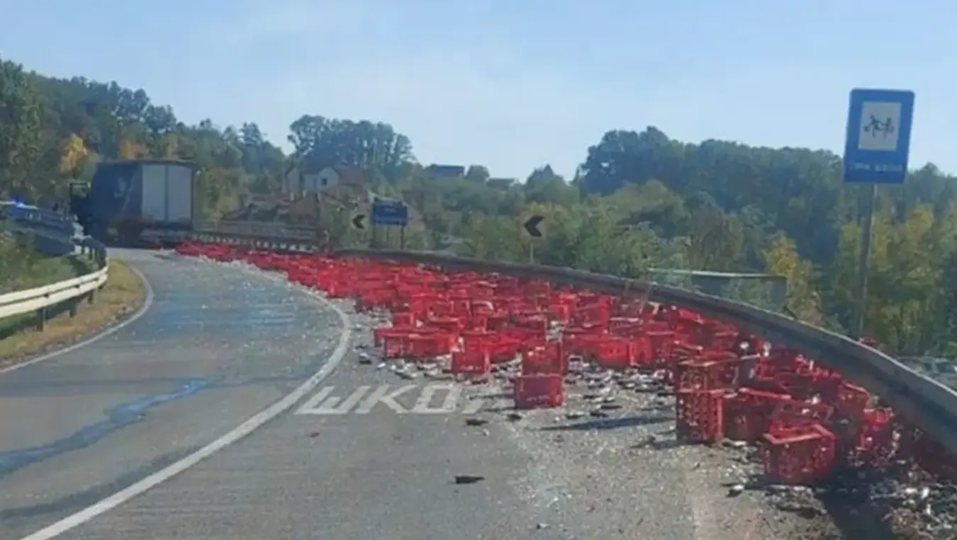 Преврнуо се шлепер, више од 500 гајби пива затрпало пут